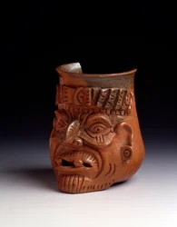 Arte precolombiana, civiltà maya, periodo postclassico: vaso antropomorfo in terracotta raffigurante la testa di un anziano con diadema e orecchini. Dimensioni: altezza 15,5 x larghezza 10 cm. Guatemala, Museo nazionale di archeologia ed etnologia