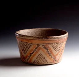 Arte precolombiana, civiltà maya, periodo classico: coppa di argilla policroma decorata con zigzag e triangoli. Da Petén, Guatemala. Dimensioni: h. 10 x diam. 10,6 cm. Guatemala, Museo Nazionale di Archeologia ed Etnologia