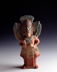 Arte precolombiana, civiltà Maya, periodo tardo classico: statuetta in argilla antropomorfa che rappresenta una figura in piedi, ha la funzione di strumento musicale. da Nebaj, Quiche, Guatemala. Dim. 21x11 cm Guatemala, Museo Nazionale di Archeologia e Et