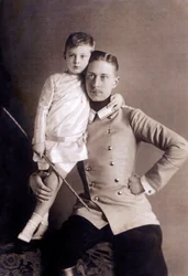Principe Guglielmo di Hohenzollern (1882-1951) alias Principe Ereditario, figlio del kaiser Guglielmo II, con il suo figlio maggiore, anch