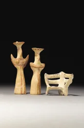 Idolo femminile tipo Psi, idolo femminile tipo Tau e modello di un trono, 1400-1200 a.C.