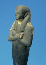 Figura di Ptah-Sokar-Osiride con parrucca tripartita e braccia incrociate, egiziana, XXI-XXII dinastia, c.900 a.C. (dettaglio)