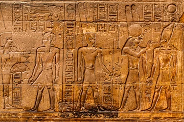 Rilievo, nuova vita viene infusa nel faraone, Tempio di Luxor, Tebe, Egitto, Africa