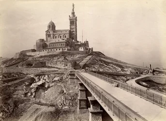 Architettura religiosa: vista esterna della Basilica di Notre Dame de la Garde, anche chiamata la 