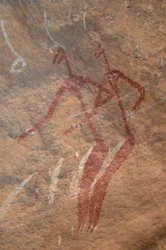 Arte rupestre, Preistoria: Dipinto rupestre di due personaggi longilinei in un rifugio ornato nelle montagne di Uweinat, Sudan