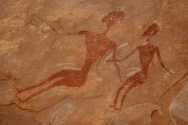 Arte rupestre, Preistoria: Dettaglio di una pittura rupestre di due personaggi in un rifugio ornato, nel massiccio di Uweinat, Egitto