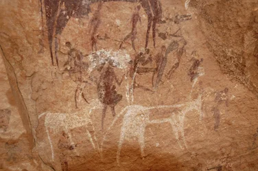 Arte rupestre, Preistoria: Pittura rupestre di personaggi e mucche in un rifugio ornato nel massiccio di Uweinat, Sudan (Karkur-Talh o Karkur Talh). Periodo da 8000 a 3000 anni a.C. Fotografia