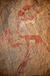 Arte rupestre, Preistoria: Pittura rupestre di personaggi, bovini e "guerbas" (pelli) in un rifugio ornato, nel massiccio di Uweinat, Sudan