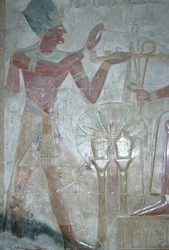Seti I offre incenso a Horus, Tempio di Seti I, Nuovo Regno Egiziano, XIX dinastia, c.1318 a.C.