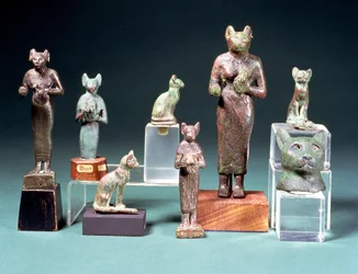Diverse statuette della dea gatto Bast e figurine di gatto che rappresentano la stessa dea, Egiziano, Periodo Tardo