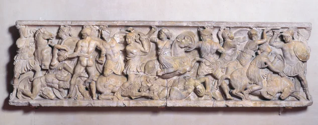 Lato di un sarcofago che raffigura la battaglia tra Greci e Amazzoni, romano, II secolo (marmo)