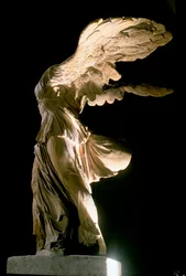 Vista laterale della Vittoria di Samotracia (marmo pario)