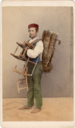 Piccoli mestieri: ritratto di un giovane riparatore di sedie, Venezia. Stampa del XIX secolo su cartone Dim. 10,5x6 cm