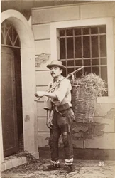 Piccoli mestieri: ritratto di un venditore di paglia, con il carico di cesti sulla schiena. XIX secolo Stampa su cartone Dim. 6x9,3 cm