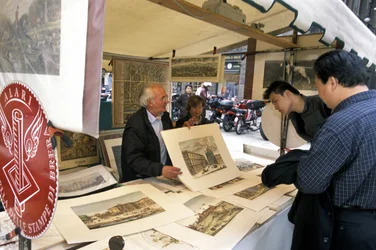 Bancarella che vende stampe, Piazza del Carmine, Milano, Lombardia, Italia