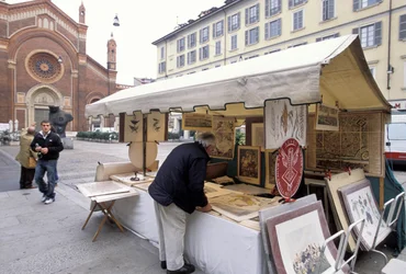 Bancarella che vende stampe, Piazza del Carmine, Milano, Lombardia, Italia