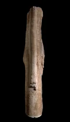 Statua di Min, vista del lato destro