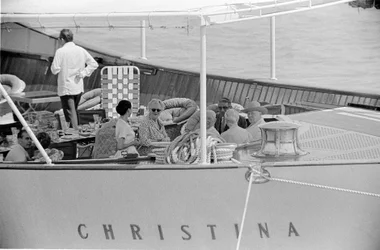 Il costruttore navale Aristotele Onassis e lo statista Winston Churchill con sua moglie sullo yacht 