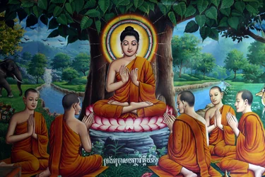 Affresco del tempio che raffigura Buddha con discepoli. Cambogia