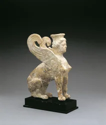 Figura in terracotta di una sfinge, dal Sud Italia, greco, fine V-inizio IV secolo a.C.