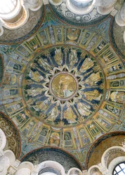 Il Battesimo di Cristo circondato dagli Apostoli, dalla volta della cupola centrale, V secolo (mosaico)
