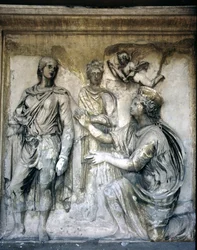 La facciata posteriore, dettaglio della decorazione in rilievo antico (alcuni pezzi dall