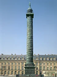 La Colonna Vendôme, con bassorilievi che registrano le campagne napoleoniche del 1805-06, sormontata dalla figura di Napoleone che tiene una Vittoria alata