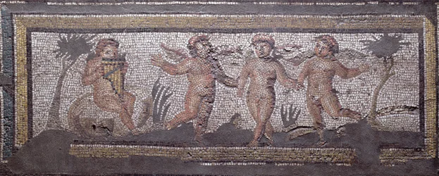 Tre putti danzanti accompagnati da uno che suona il flauto di Pan, dettaglio del bordo di un pavimento a mosaico raffigurante le stagioni e scene di caccia dalla Villa Costantiniana a Daphne, romana, c.325-330 d.C.