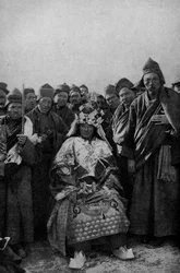 Tibet. Mago in abito completo e una banda di monaci ammiratori. 1920