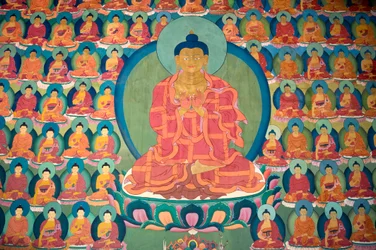 Buddismo tibetano; dipinto murale; Buddha in meditazione; molti piccoli Buddha; Monastero di Chemre Gompa; Chemrey; regione di Ladakh; Jammu e Kashmir; India; Asia meridionale; Asia