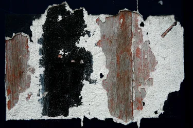 Segni del tempo. Arte astratta che mostra forme come testimoni del tempo che passa. Tracce di vernice sul legno.
