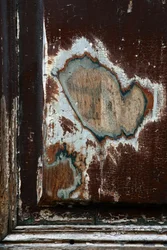 Segni del tempo. Arte astratta che mostra forme come testimoni del tempo che passa. Tracce su legno. Fotografia di Michel Lunardelli.