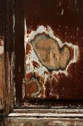 Segni del tempo. Arte astratta che mostra forme come testimoni del passare del tempo. Tracce su legno. Fotografia di Michel Lunardelli