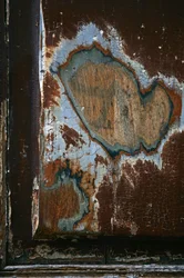 Segni del tempo. Arte astratta che mostra forme come testimoni del tempo che passa. Tracce sul legno.