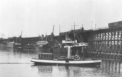 Il lato di dritta della lancia dei Commissari del porto di Blyth "John Dent" che passa i moli