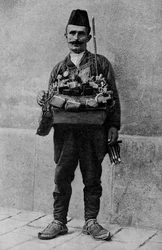 Turchia. Autolico orientale che vende le sue merci nel mercato. 1920