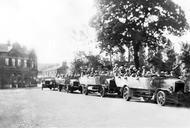 Regno Unito: Una fila di Charabancs nel centro città. Poynton, Cheshire, c1925