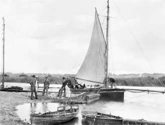 Regno Unito: Uno yacht sul fiume Waveney. Norfolk Broads