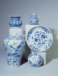 Vaso, ciotola, piatto e due piccoli vasi, Ming