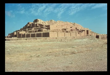 Vista da sud dello Ziggurat, costruito dal re elamita Untash-Gal (1265-46 a.C.)