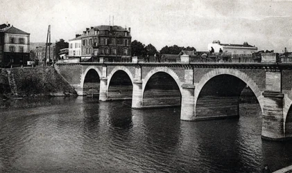 Vista del ponte della Marna a Epernay, Marna - cartolina del 1910 ca Collezione privata