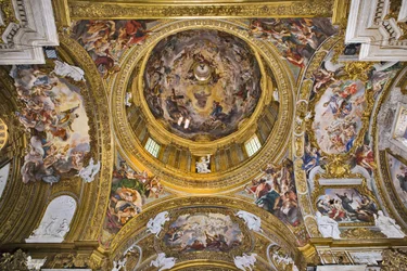 Vista della cupola, i pennacchi, le volte del transetto e l