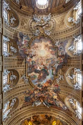 Vista della volta della navata con "Il trionfo nel nome di Gesù"