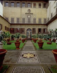 Vista del giardino murato con pavimento a mosaico decorato con lo stemma dei Medici