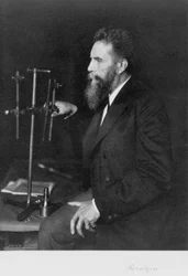 Wilhelm Conrad Roentgen, fisico tedesco, al suo banco di lavoro