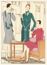 Donne che fumano in un interno chic in abito da cena, lama dorata e velluto verde, abito pomeridiano in lana verde, e abito pomeridiano in lama dorata e rossa