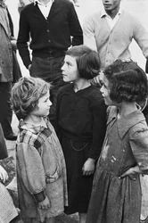 Giovani ragazze in attesa di essere impiegate, Qualiano, Napoli, Campania, Italia