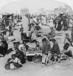 Un mercato nella città tartara settentrionale, verso la Torre del Tamburo, Pechino, Cina, 1901
