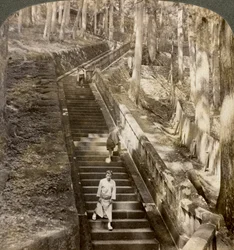 Antica scalinata in pietra che sale alla tomba dello Shogun Ieyasu, Nikko, Giappone, 1904