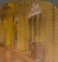 Interno del tempio buddista con decorazioni costose in oro e colori, Moulmein, Birmania, 1907